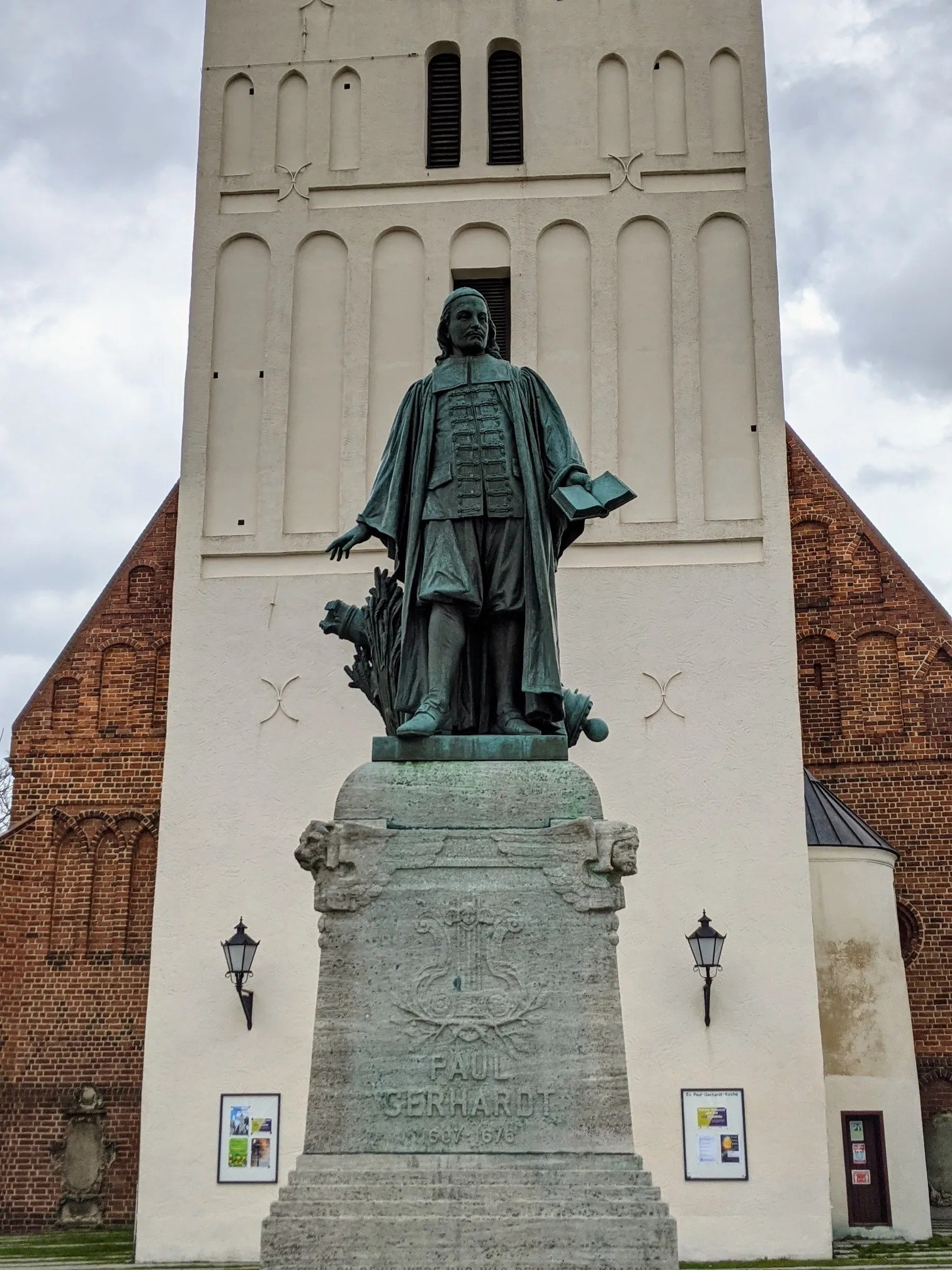 Paul-Gerhardt-Denkmal vor dem Kirchturm