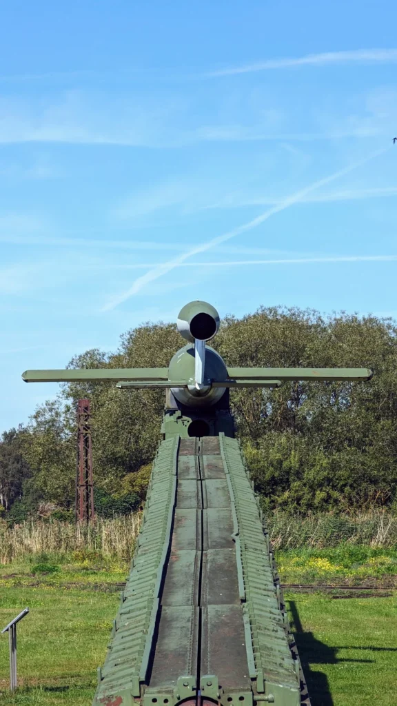 Nachbau der Flugbombe Fi 103 auf der Startschleuder, von hinten gesehen