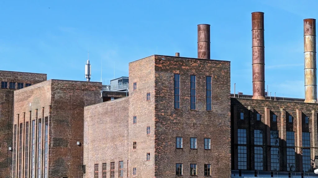 Backsteinbauten des Kraftwerks Peenemünde mit drei Schornsteinen