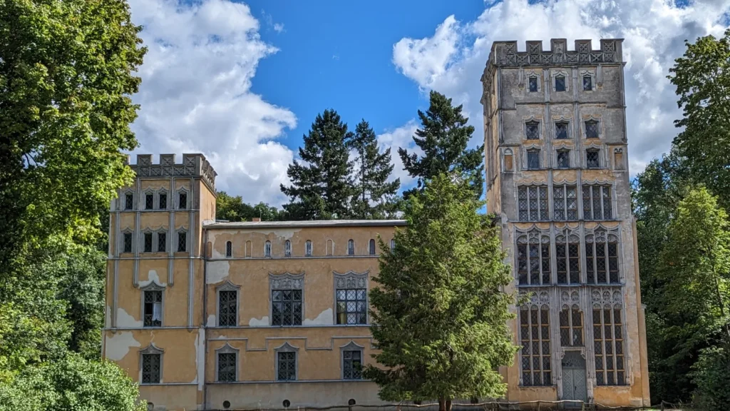 Gotisierende Fassade des Kavalierhauses auf der Pfaueninsel