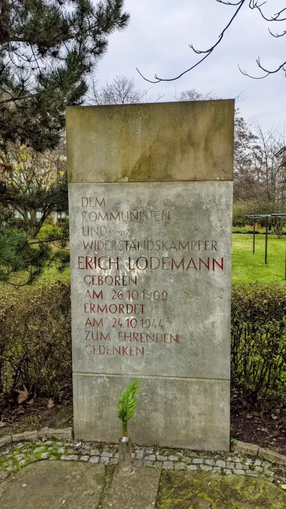 Gedenkstein für Erich Lodemann in der Erich-Lodemann-Straße in Plänterwald mit der Inschrift von den Faschisten ermordet