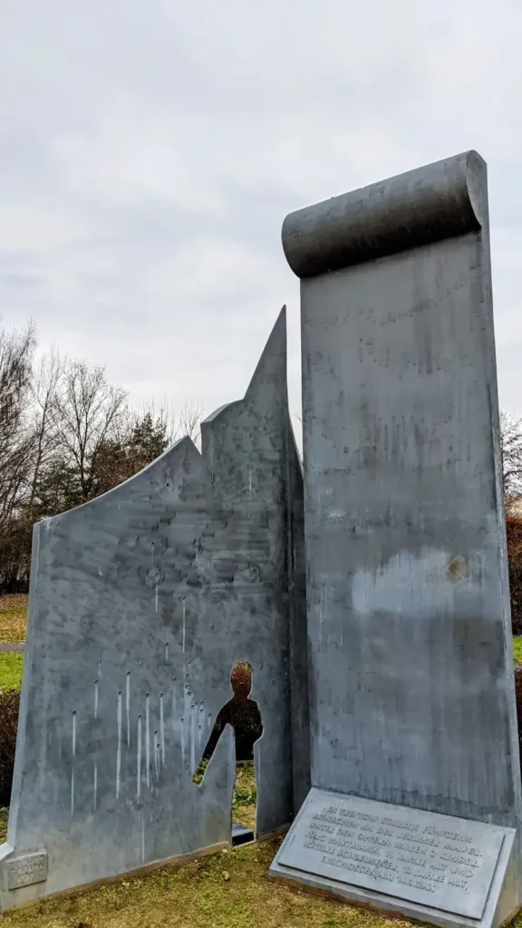 Mahnmal aus Stahl mit Kinderfigur an der Kiefholzstraße für zwei 1966 an der Mauer erschossene Jungen