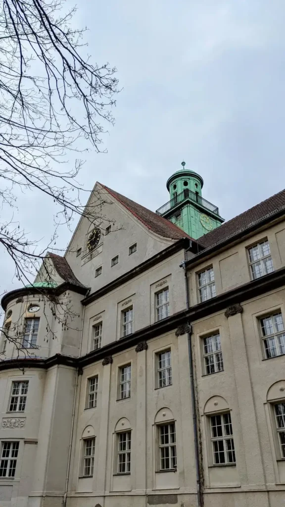 Rathaus Treptow an der Neuen Krugallee, Backsteinbau von 1910 mit grünem Turmhelm