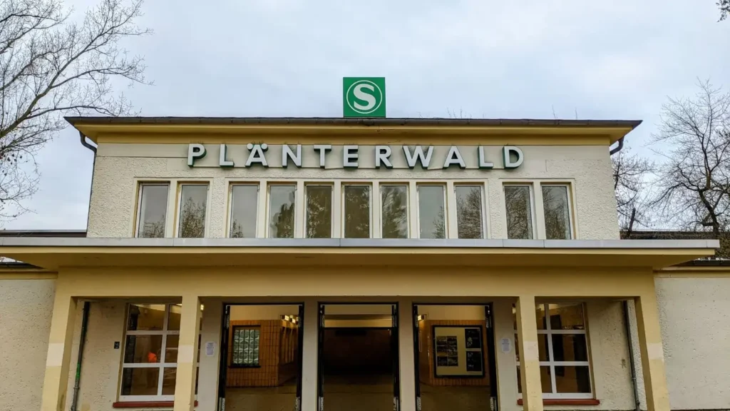 Empfangsgebäude des S-Bahnhofs Plänterwald mit dem Schriftzug des Bahnhofsnamens an der Fassade