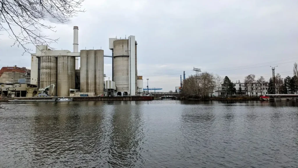 Blick vom Ufer in Plänterwald über die Spree zum Kraftwerk Klingenberg in Rummelsburg