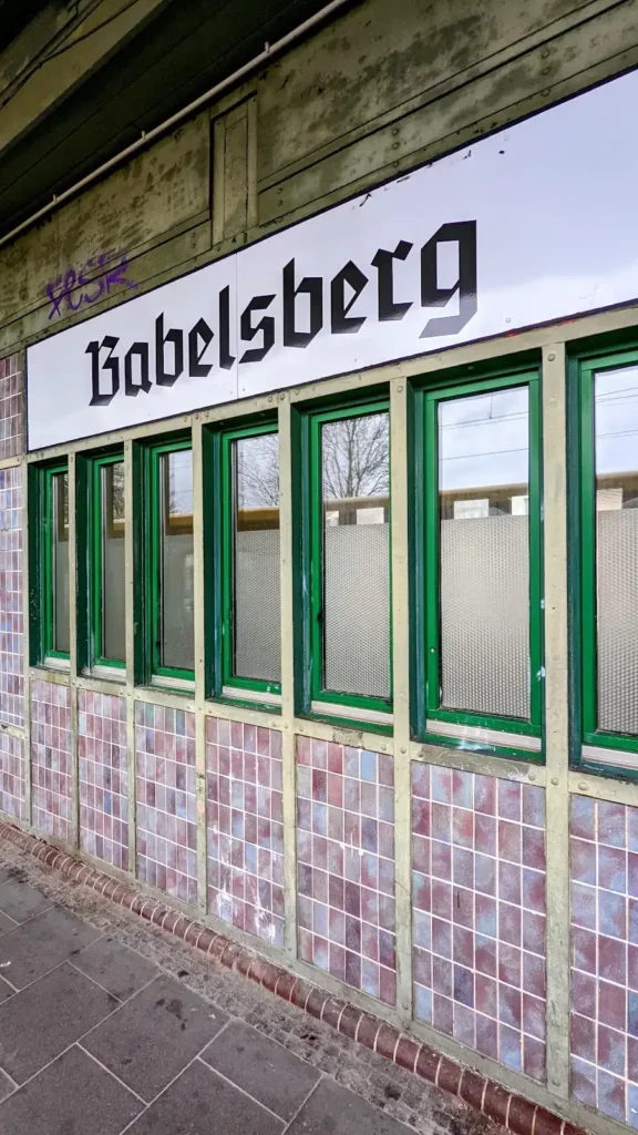 Schriftzug Babelsberg am S-Bahnhof Babelsberg in Potsdam