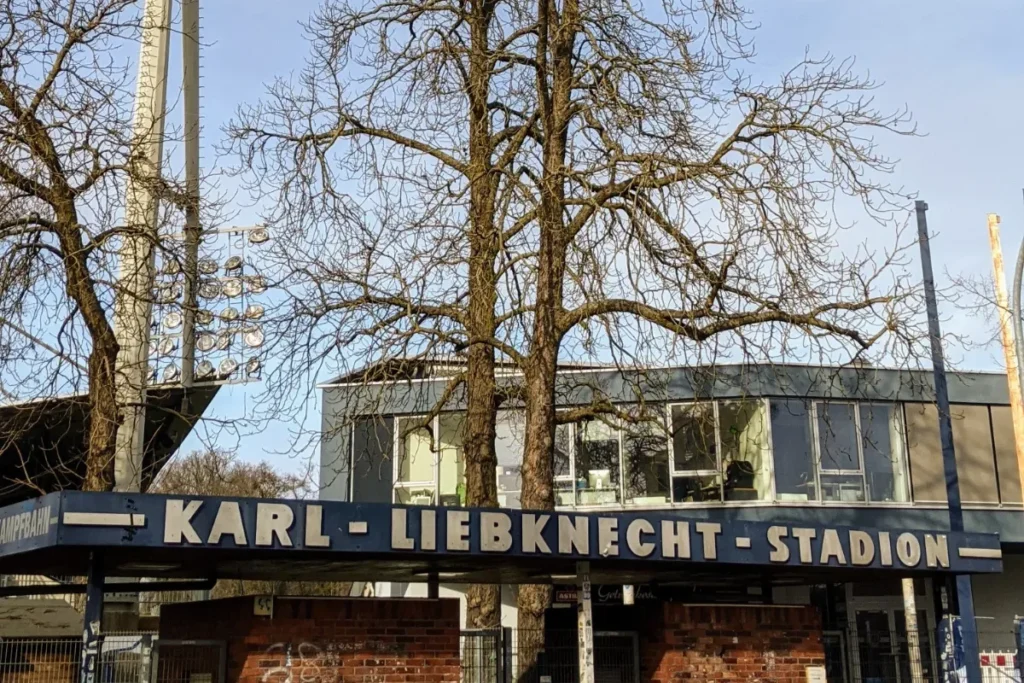 Eingang des Karl-Liebknecht-Stadions in Potsdam-Babelsberg mit Flutlichtmast