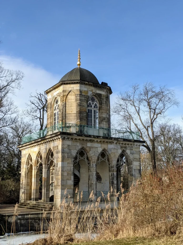 Gotische Bibliothek am Ufer im Neuen Garten in Potsdam