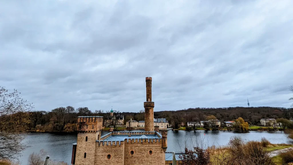 Dampfmaschinenhaus im Park Babelsberg mit hohem Schornstein am Wasser