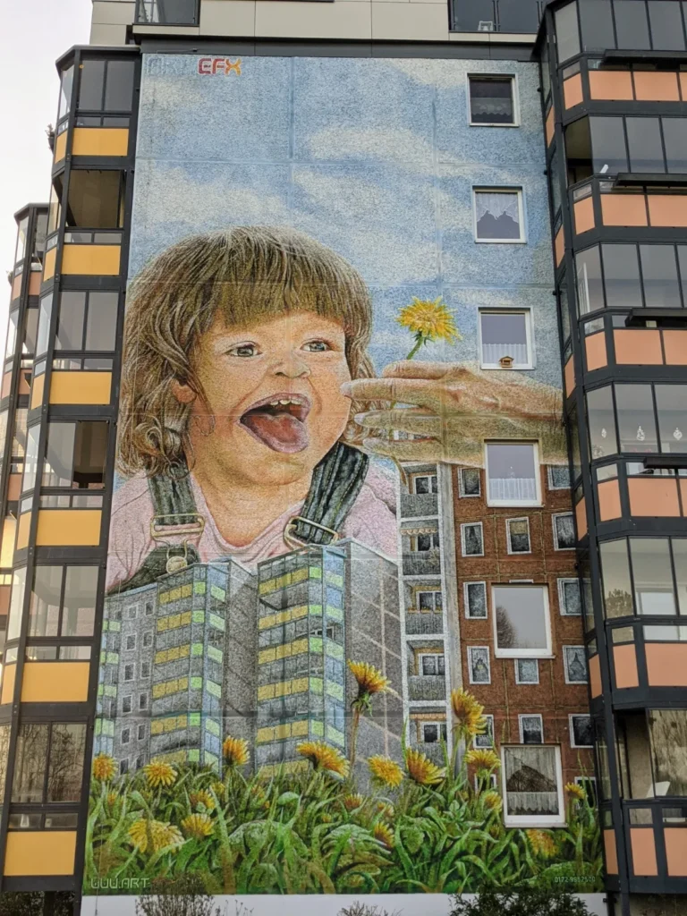 Wandbild an einem Plattenbau in Potsdam mit einem Kind