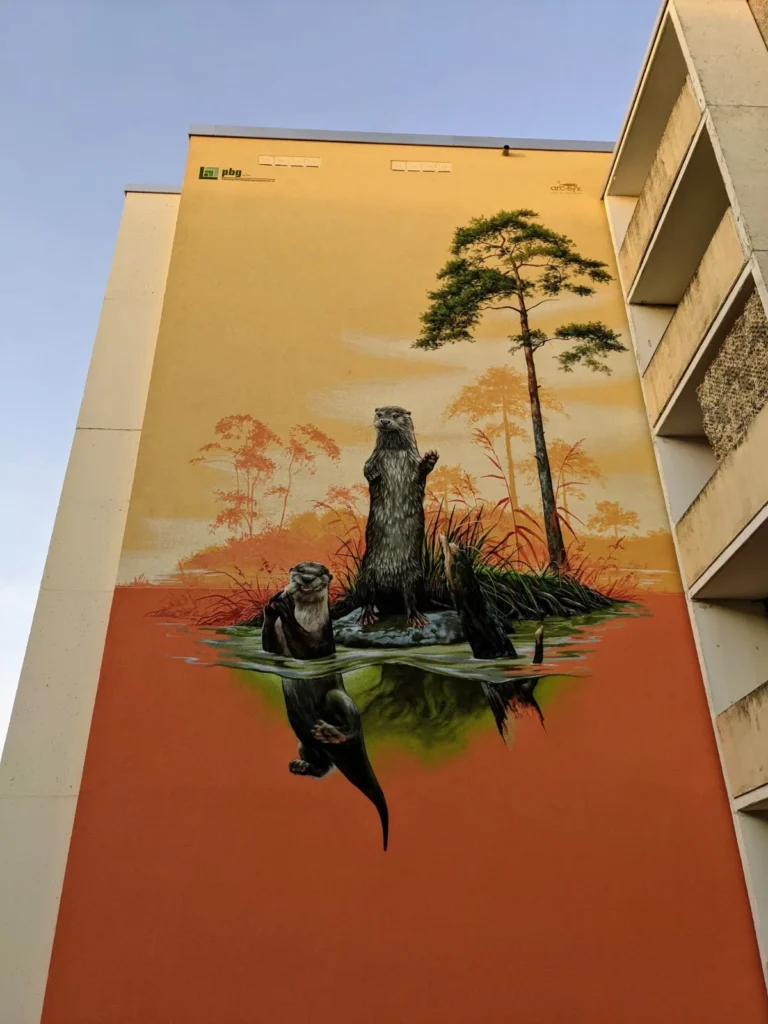 Wandbild an einem Plattenbau in Potsdam mit einem Otter