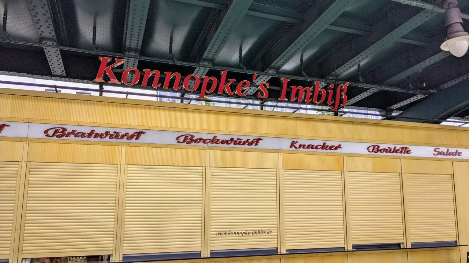 Konnopke’s Imbiss unter dem Hochbahnviadukt an der Schönhauser Allee, Rollladen geschlossen