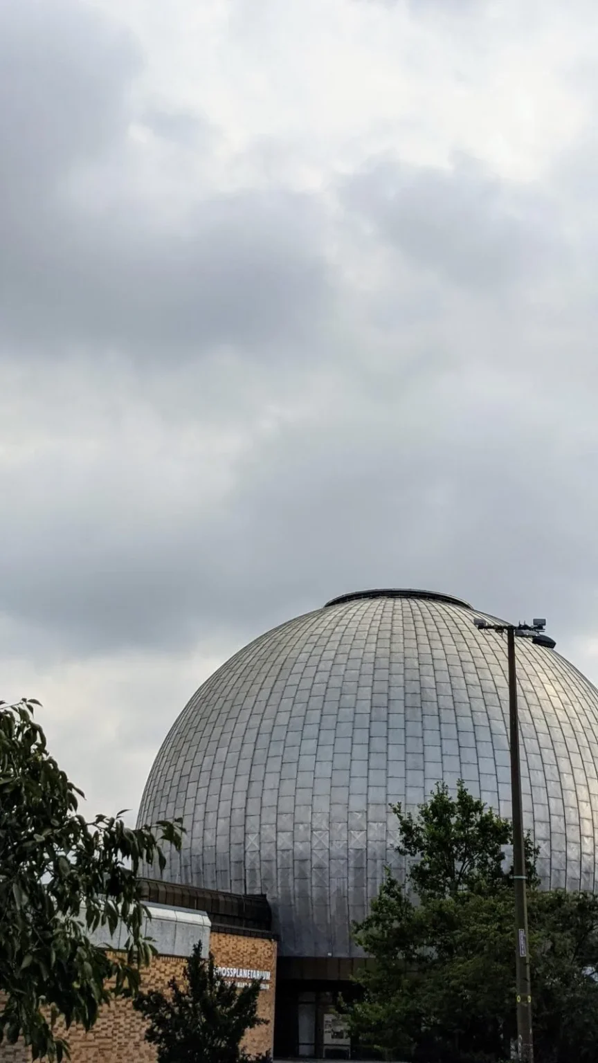 Kuppel des Zeiss-Großplanetariums im Ernst-Thälmann-Park unter grauem Himmel