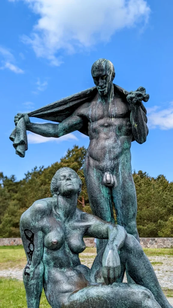 Bronzeplastik „Sportler“ von Jürgen Raue in Prora: ein stehender Mann mit Handtuch über den Schultern, davor eine sitzende Frau