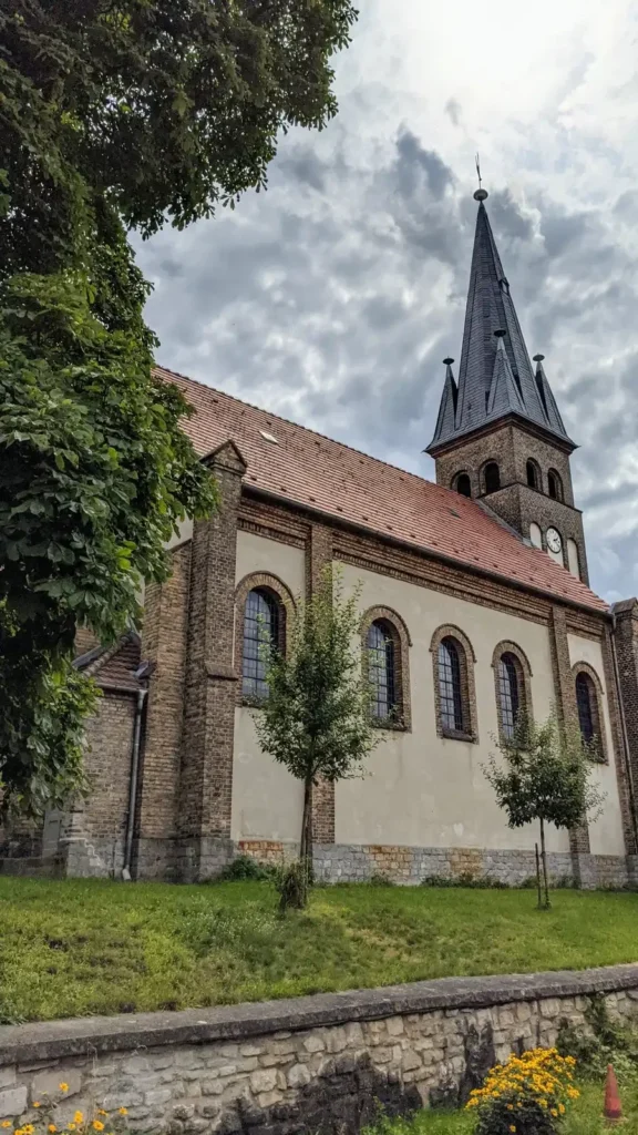 Dorfkirche Rahnsdorf aus gelbem Backstein von 1887 auf dem Dorfanger im alten Fischerdorf