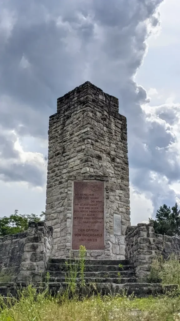 Burgartiges Ehrenmal aus Kalkstein am Kolpiner Weg in Wilhelmshagen, 1928 als Gefallenendenkmal eingeweiht