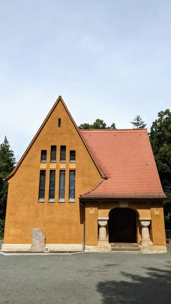 Kleine Friedhofskapelle aus gelbem Backstein auf dem Friedhof Rahnsdorf an der Fürstenwalder Allee