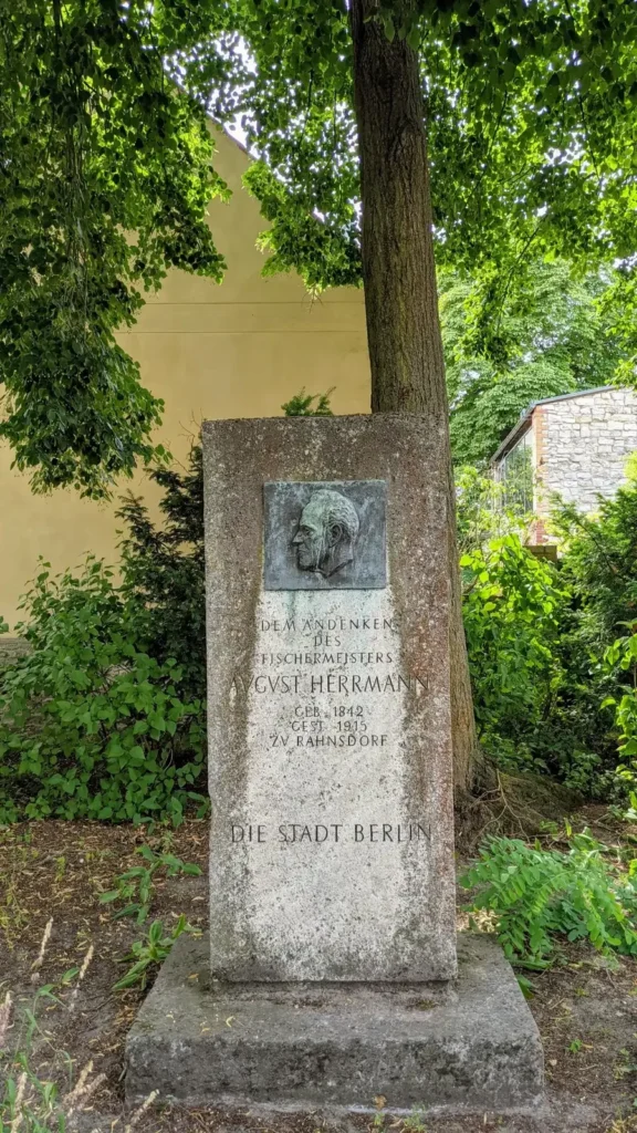 Gedenkstein mit Relief am östlichen Ende des Dorfangers in Rahnsdorf