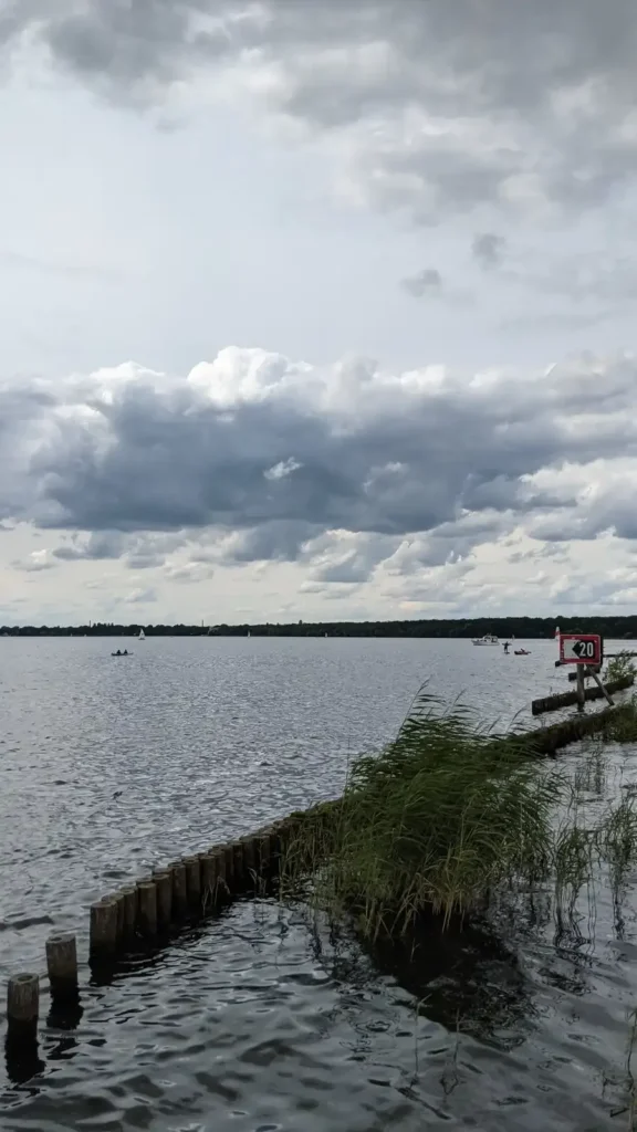 Blick vom Ufer in Rahnsdorf über den Müggelsee an einem Sommertag im August