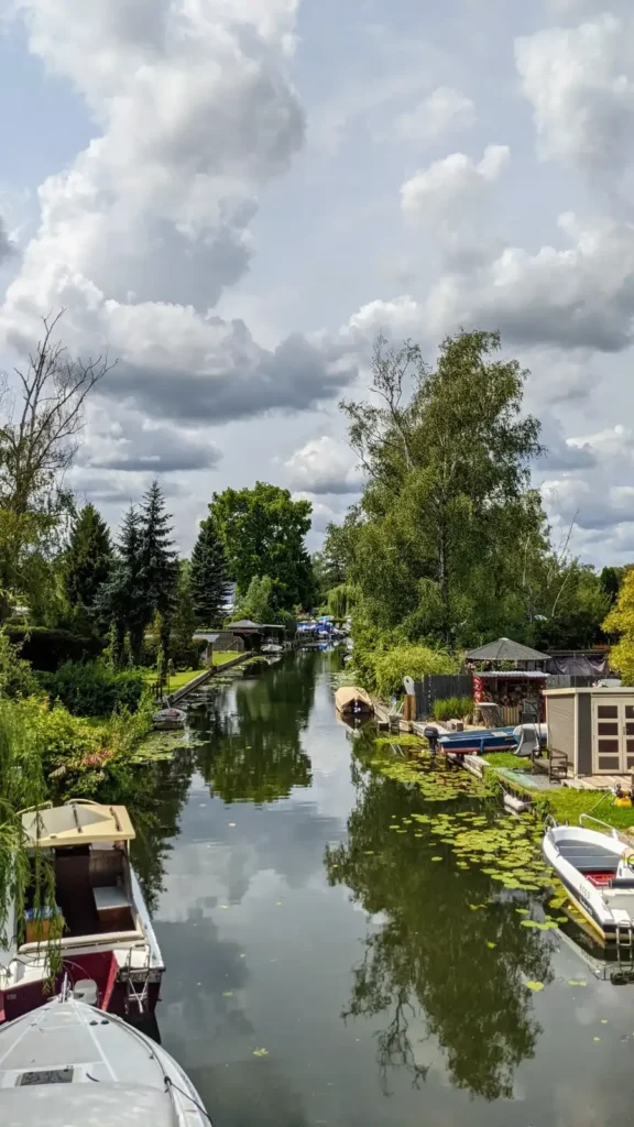 Kanal mit Booten und Grundstücken am Ufer in Neu-Venedig in Rahnsdorf an einem Sommertag