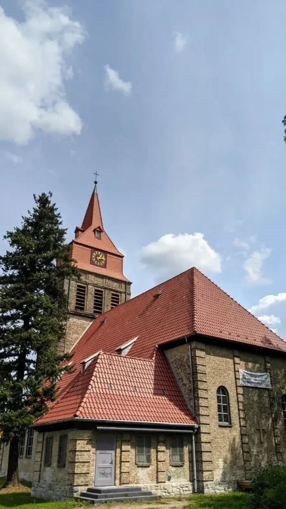 Taborkirche an der Schönblicker Straße in Wilhelmshagen, gebaut 1910 und 1911, zwischen Bäumen