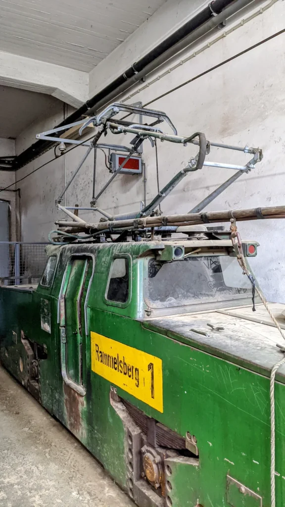 Grüne Elektrolok mit Schild Rammelsberg 1 und Fahrdraht-Bügel