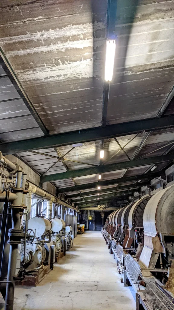 Lange Halle mit Maschinen und Trommeln im Rammelsberg