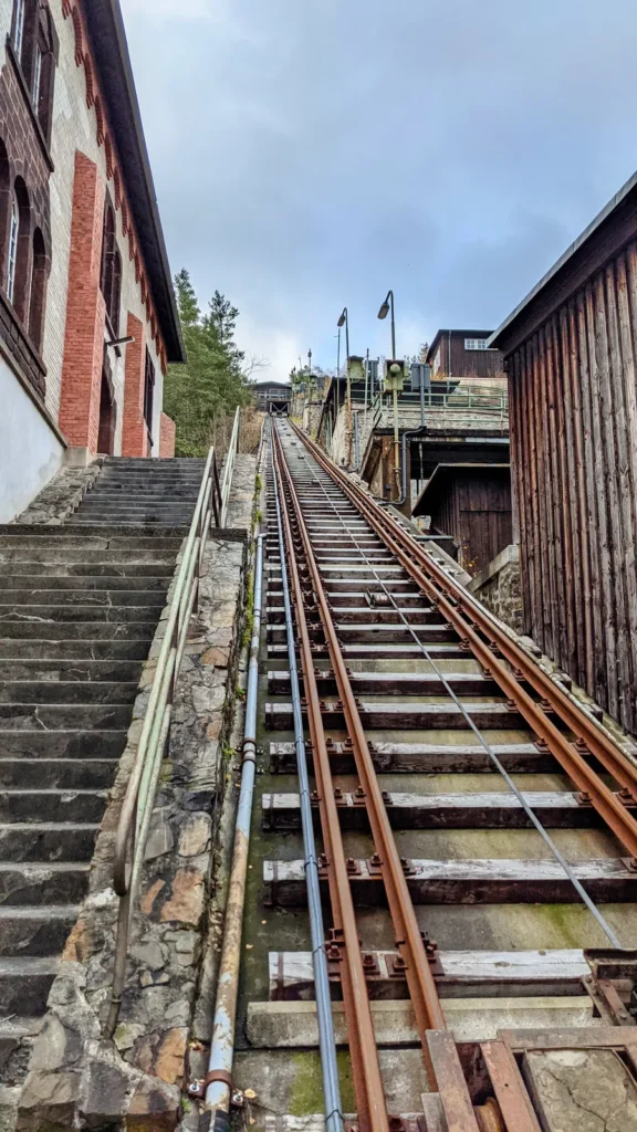 Gleise des Schrägaufzugs am Hang mit Treppe daneben, Rammelsberg