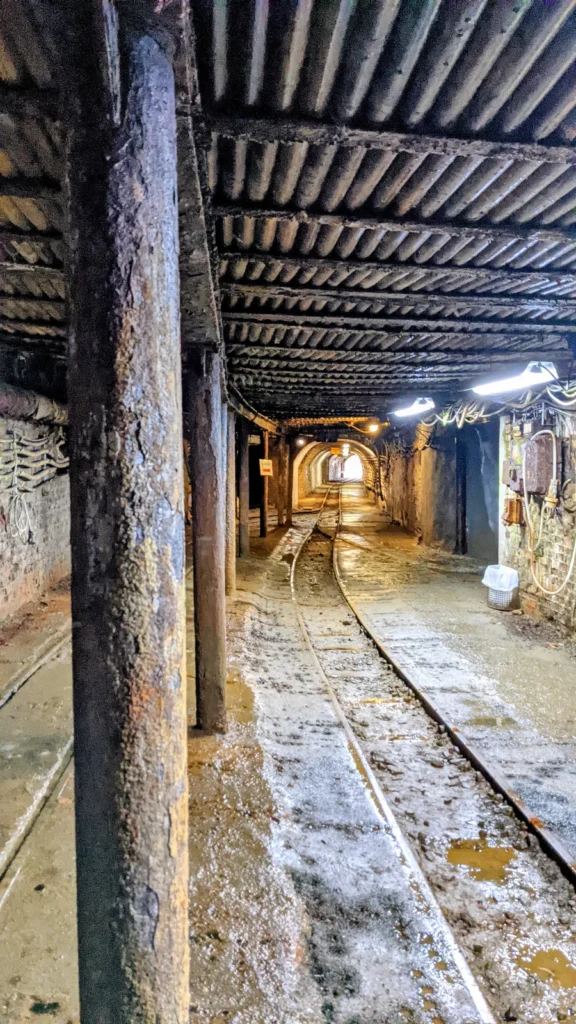 Stollen mit Gleisen und Stützen im Besucherbergwerk Rammelsberg