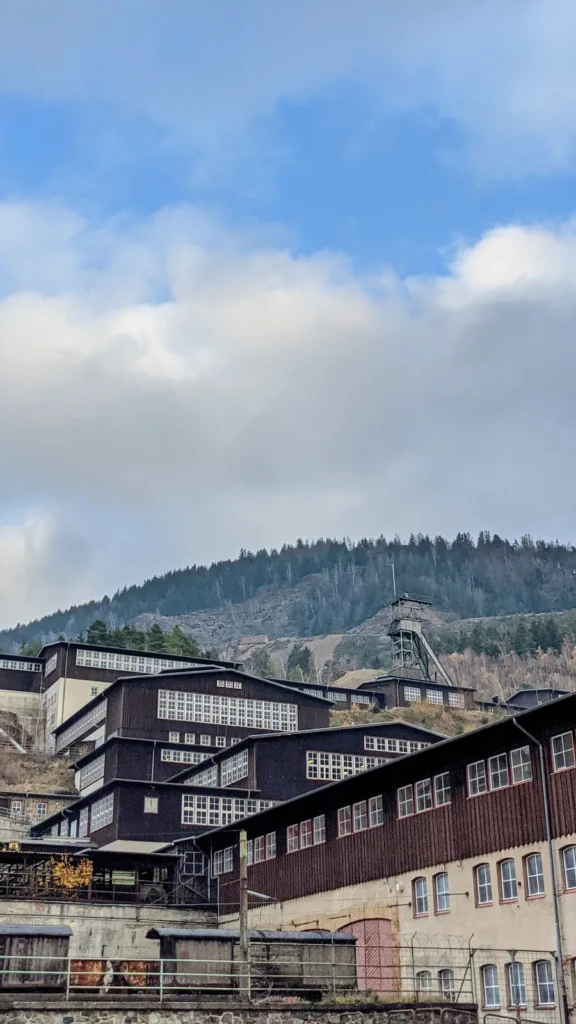 Gebäude der Tagesanlagen am Hang des Rammelsbergs, oben das Fördergerüst