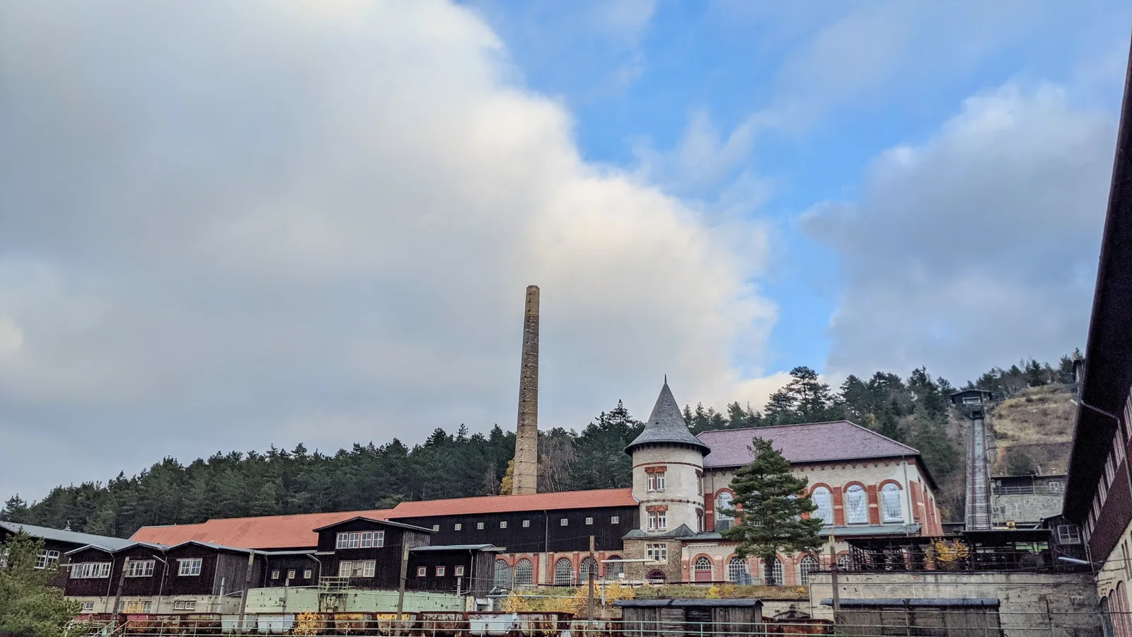 Tagesanlagen des Rammelsbergs mit Schornstein vor bewaldetem Hang