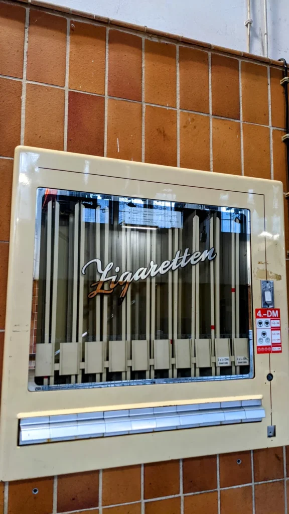 Alter Zigarettenautomat an einer Kachelwand im Rammelsberg