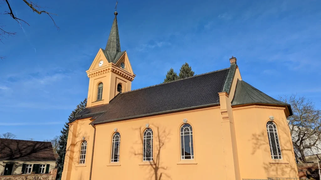 Evangelische Kirche Rangsdorf von der Seite, links Turm mit Dachreiter