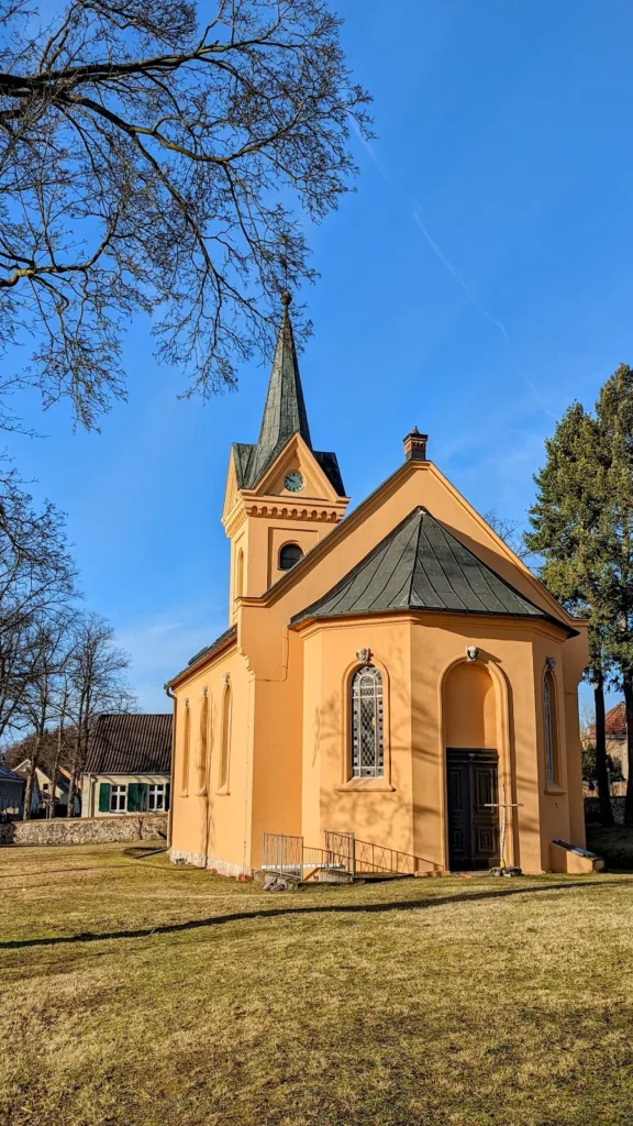 Evangelische Kirche Rangsdorf mit Turm und gelber Fassade