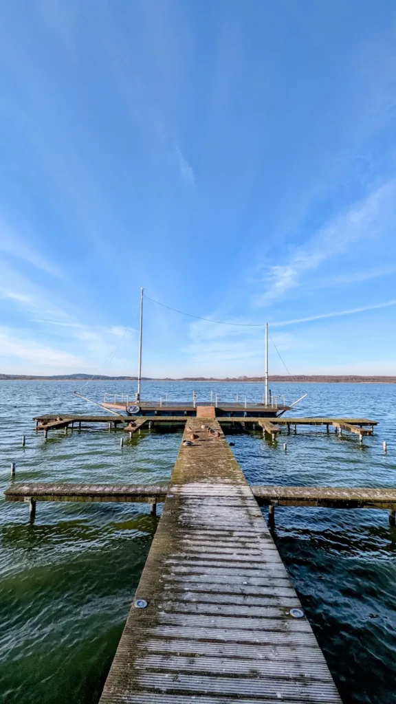 Holzsteg führt in den Rangsdorfer See