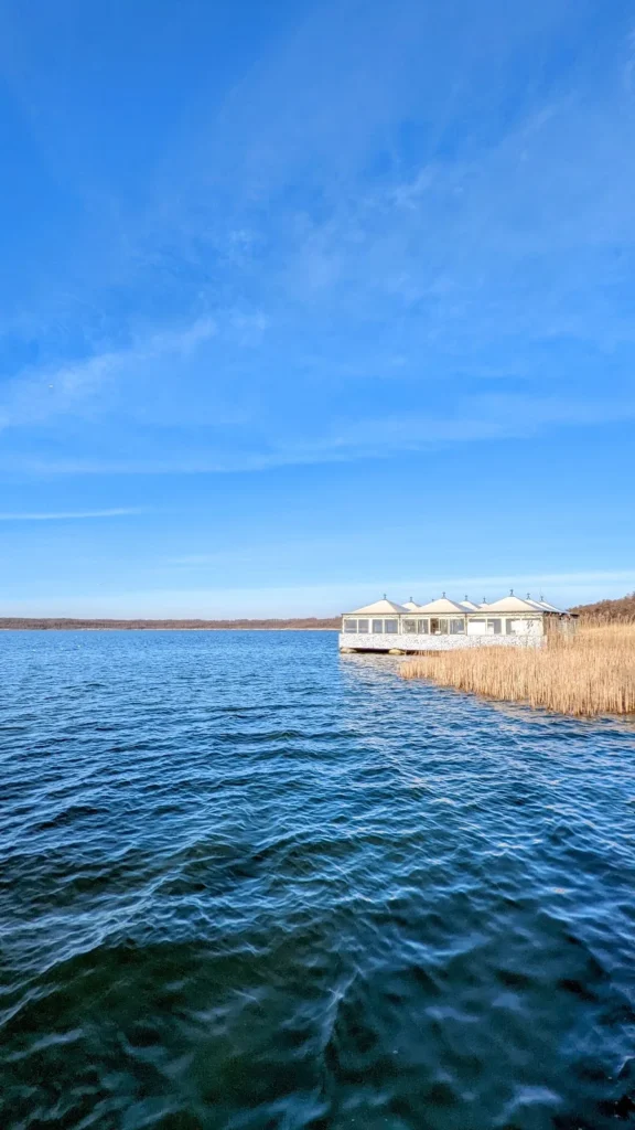 Rangsdorfer See, Blick auf das Wasser und das Schilfufer im Winter