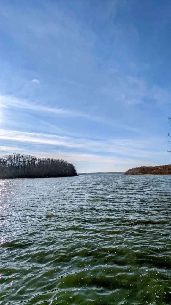 Weite Wasserfläche des Rangsdorfer Sees mit dem Ufer am Horizont