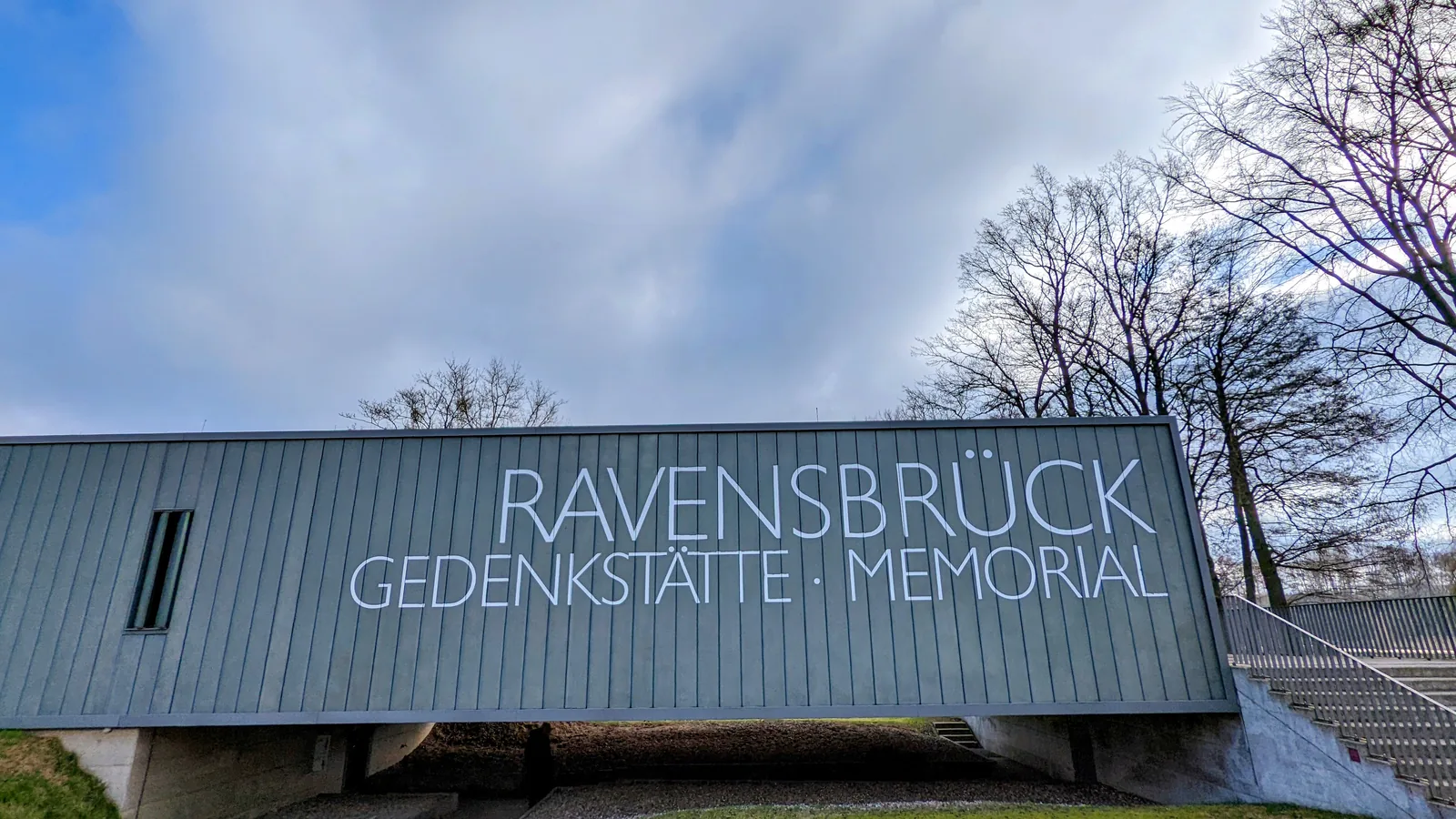 Besucherzentrum der Mahn- und Gedenkstätte Ravensbrück mit Schriftzug am Gebäude