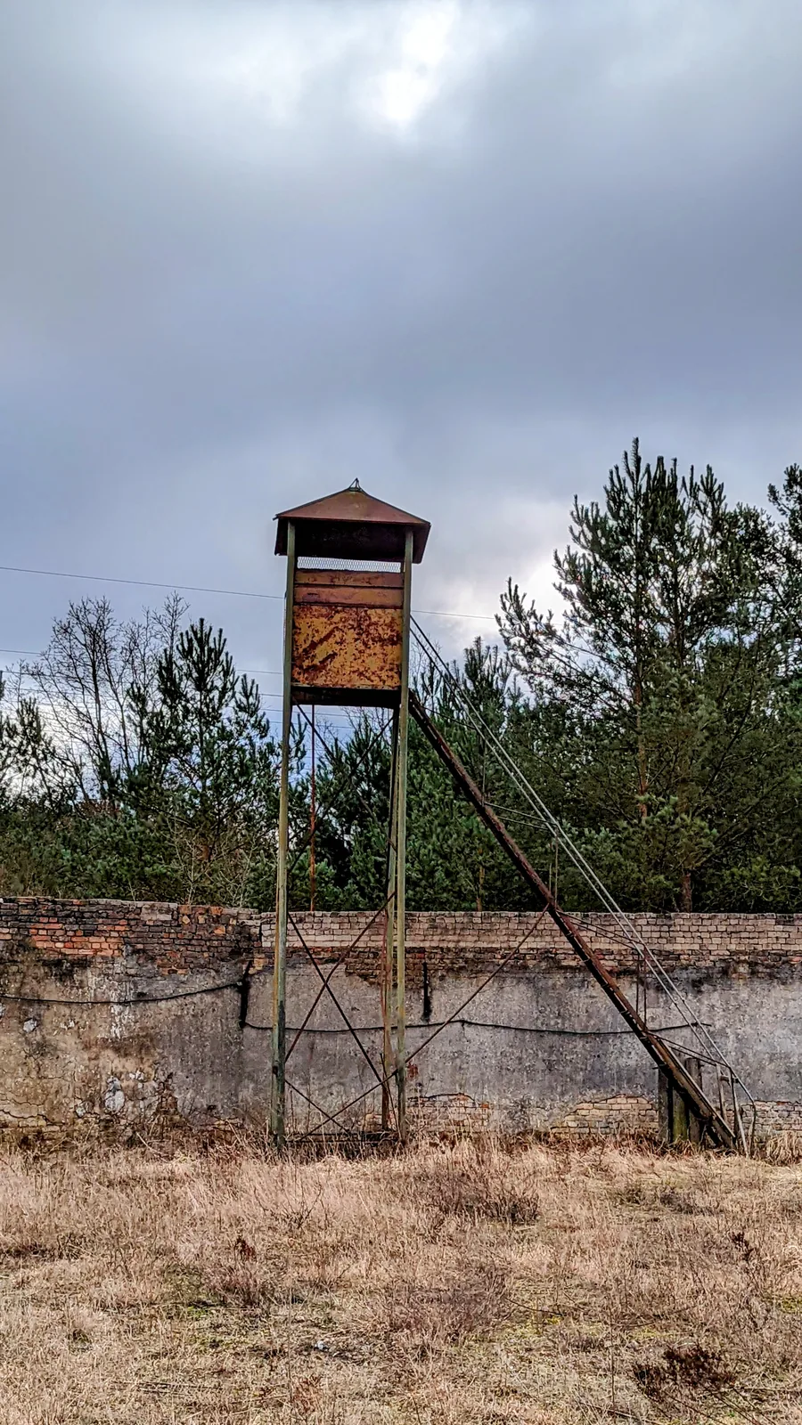 Hölzerner Turm an einer Mauer auf dem Gelände der Gedenkstätte Ravensbrück