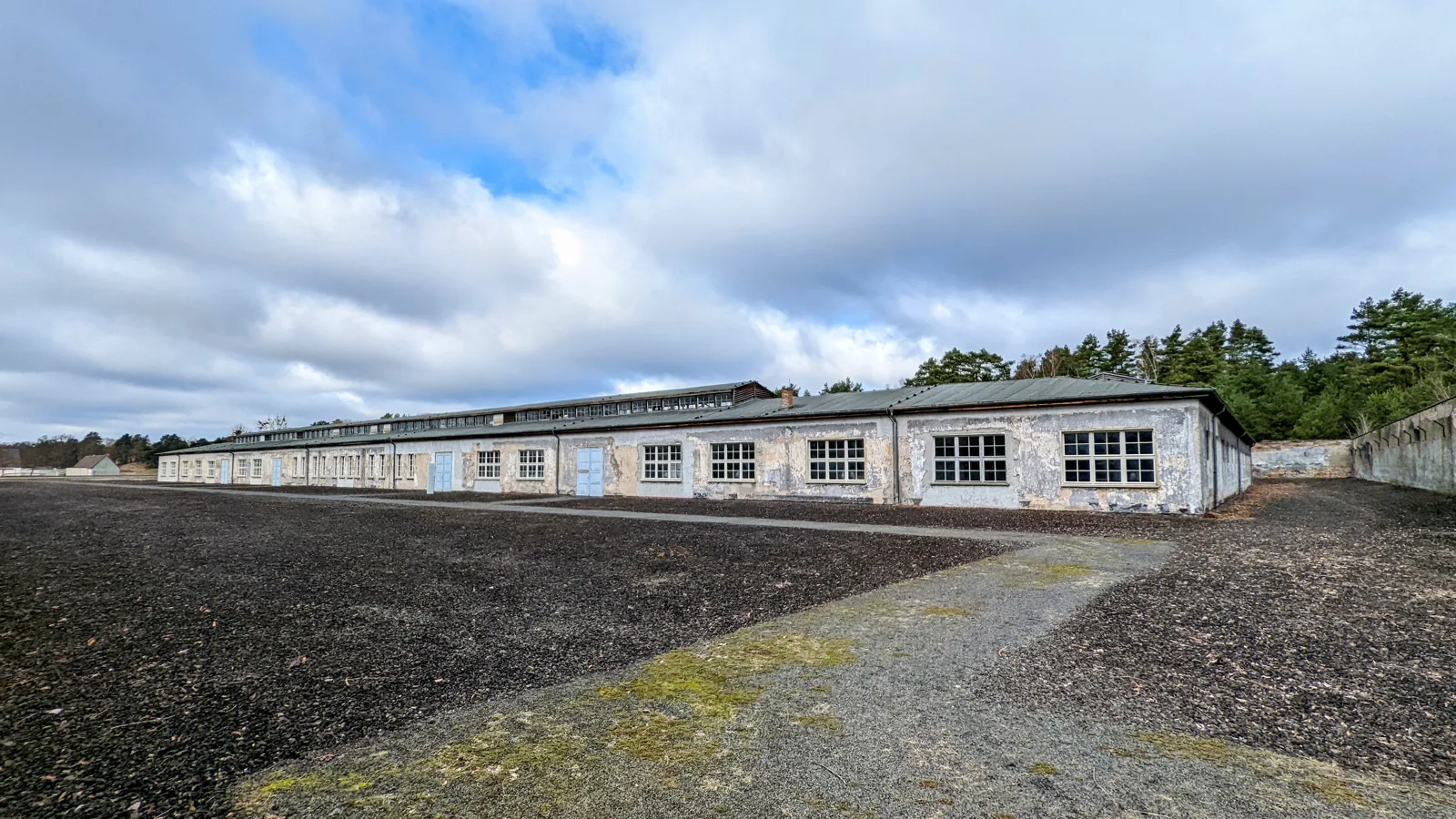 Lange Halle mit weißen Fenstern im Industriehof der Gedenkstätte Ravensbrück