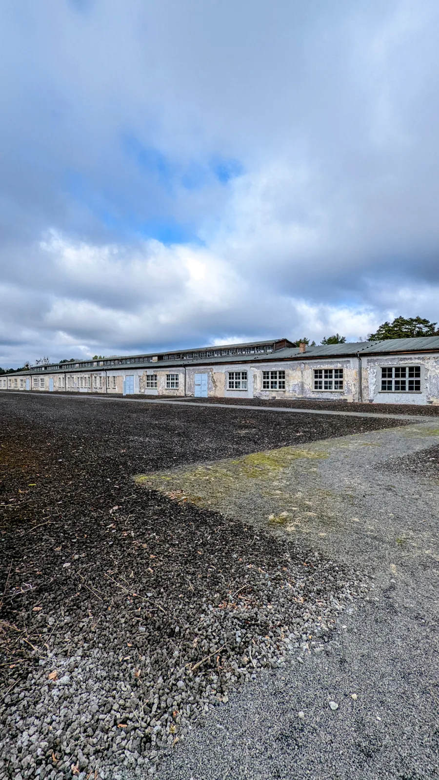 Kiesfläche vor langen Hallen im Industriehof der Gedenkstätte Ravensbrück