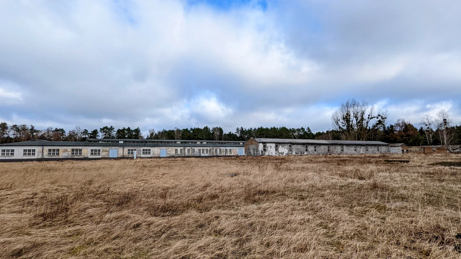 Hallen der ehemaligen Schneiderei im Industriehof des KZ Ravensbrück
