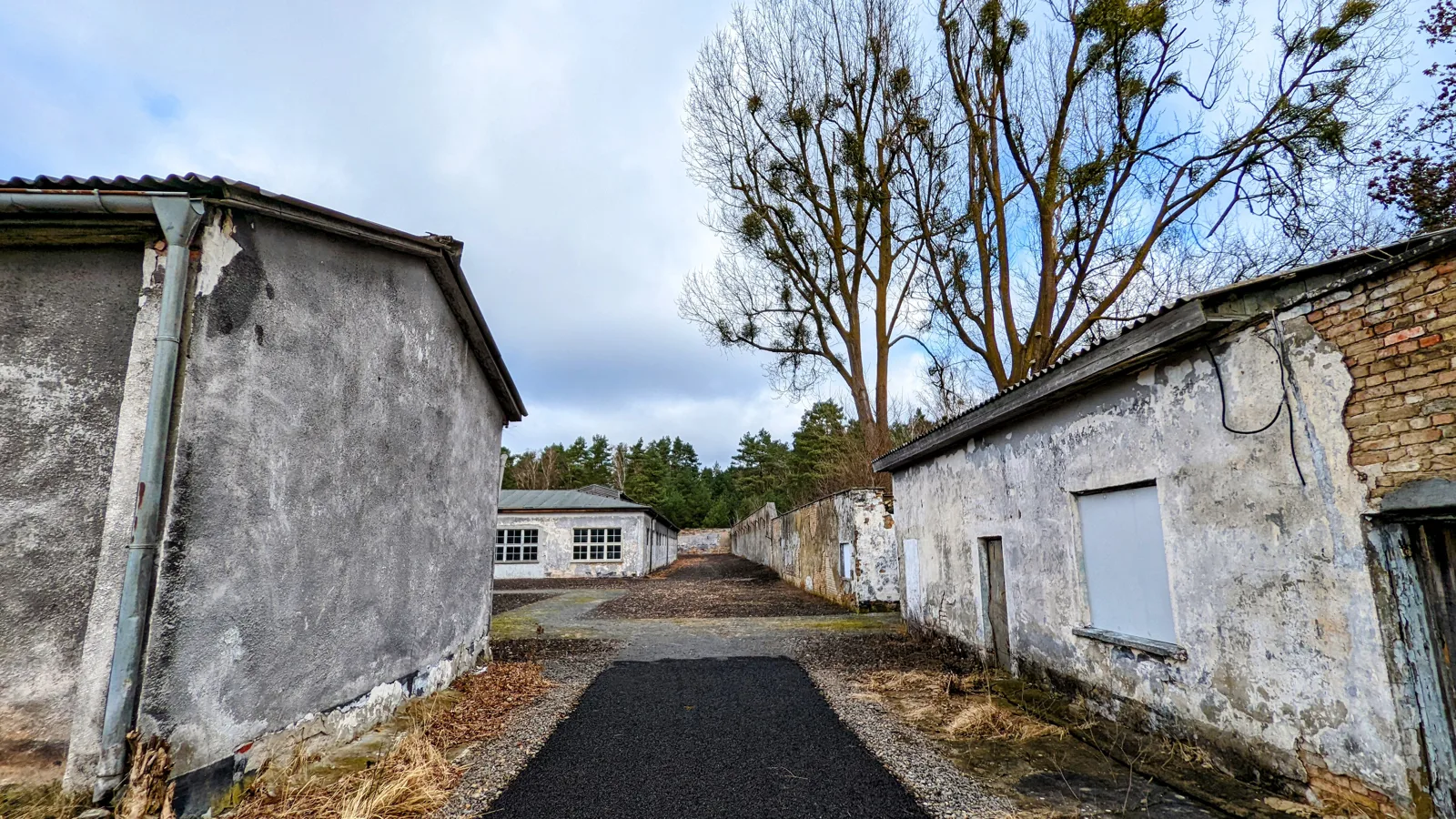 Weg zwischen Hallen im Industriehof der Gedenkstätte Ravensbrück