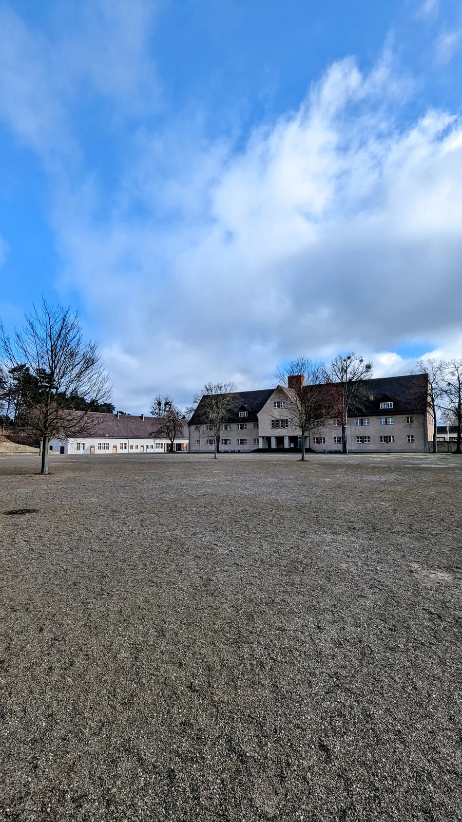 Ehemalige SS-Kommandantur in Ravensbrück, heute Ausstellungsgebäude, über den Kiesplatz gesehen