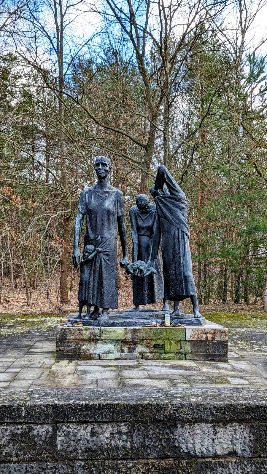 Bronzegruppe „Müttergruppe“ von Fritz Cremer mit einer Frau und zwei Kindern an der Zufahrt zur Gedenkstätte Ravensbrück