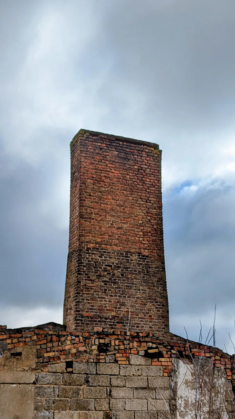 Backsteinschornstein zwischen Mauerresten in der Gedenkstätte Ravensbrück