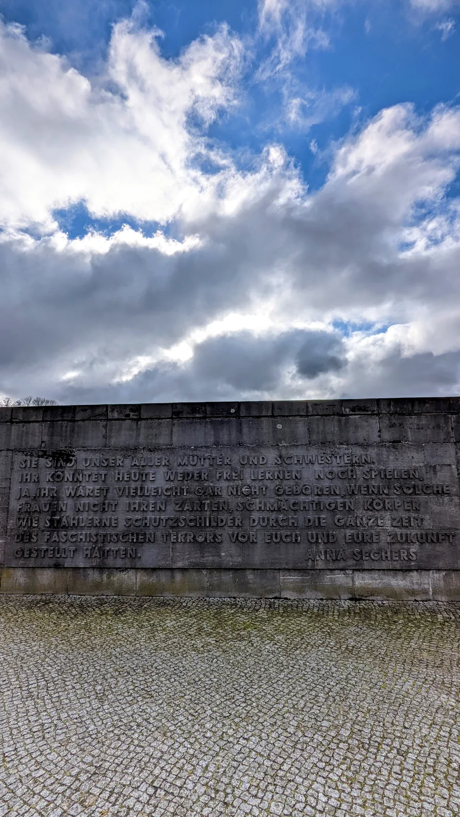 Gedenkwand mit Inschrift in der Gedenkstätte Ravensbrück