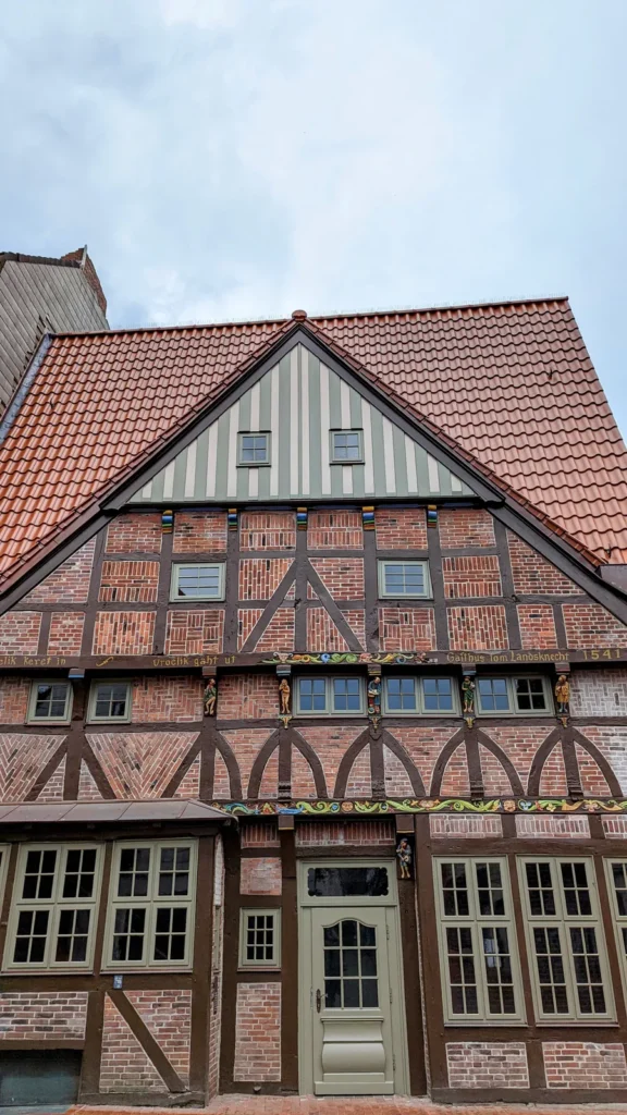 Historisches Fachwerkhaus mit bunten Gefachen in der Rendsburger Altstadt