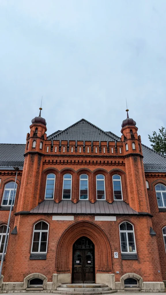 Neogotisches Ziegelportal mit Türmchen am Amtsgericht Rendsburg