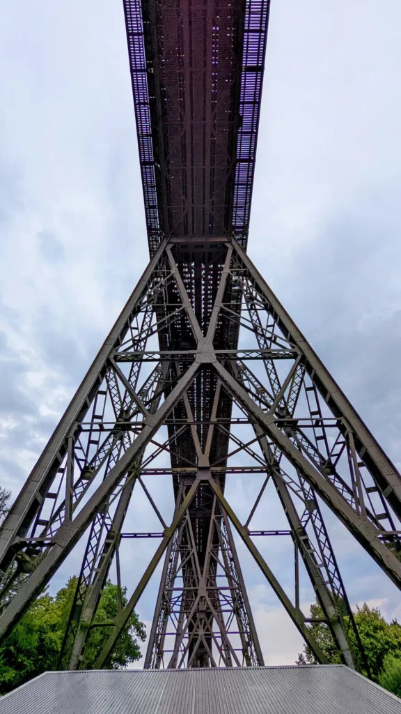 Stahlfachwerk der Eisenbahnhochbrücke in Rendsburg von unten gesehen